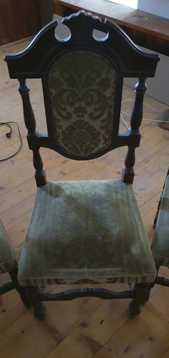 Masa din lemn masiv și scaune vintage sculptate manual