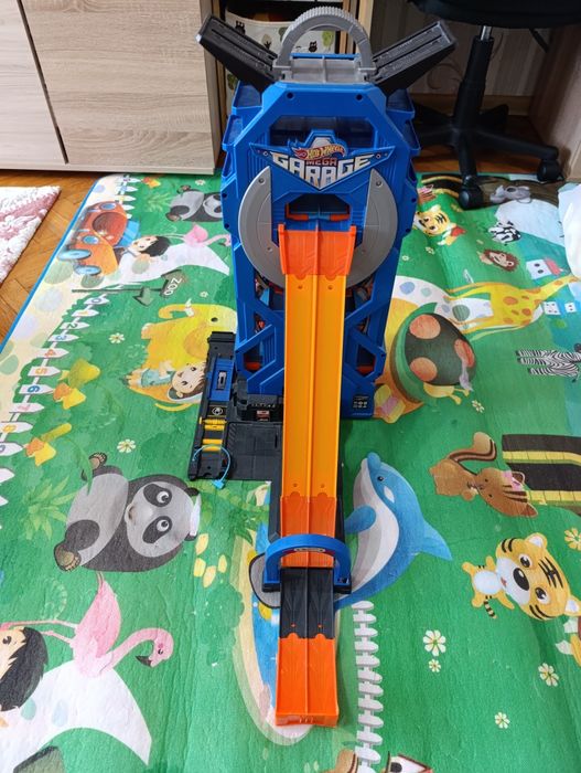 Гаражи и писти hot wheels