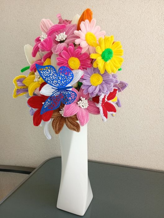 Vaza de flori din sârmă plușată