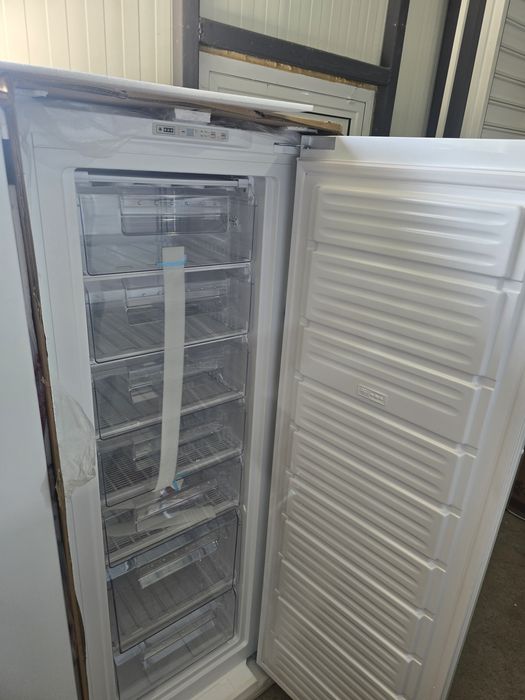 Нов вертикален фризер Снайге/Snaige  170 см 242 л