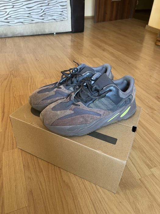 Adidas Yeezy 700 Mauve