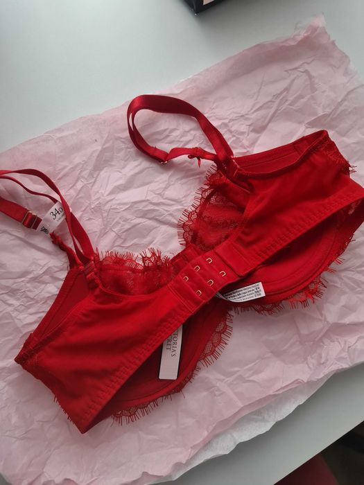 Sutien Victoria's Secret de dantela, rosu, cu eticheta