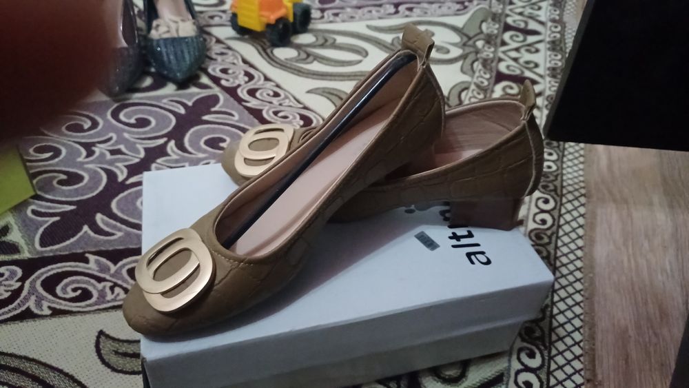 Әдеми туфлилер сатылады