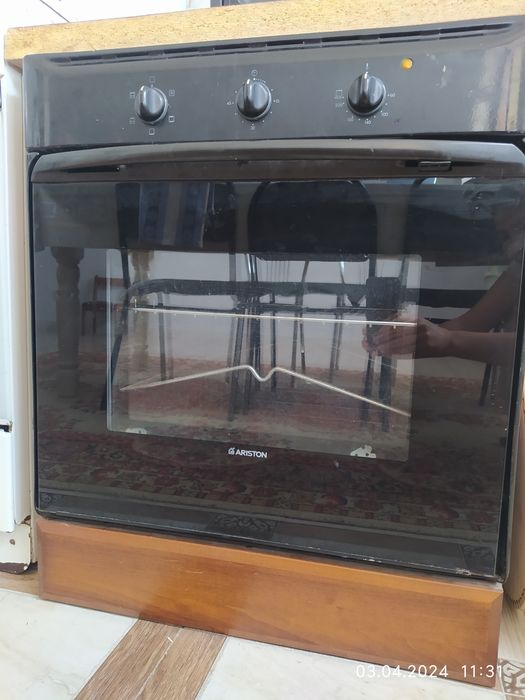 Продам встраиваемый печку  ARISTON