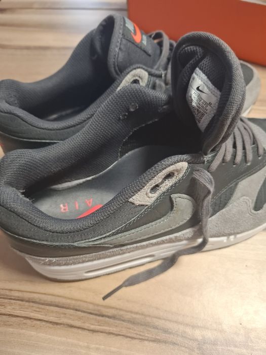 Vând  NIKE  NR.42,5