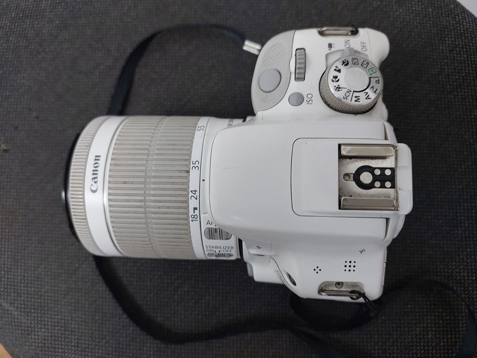 Фотоапарат Canon EOS 100D