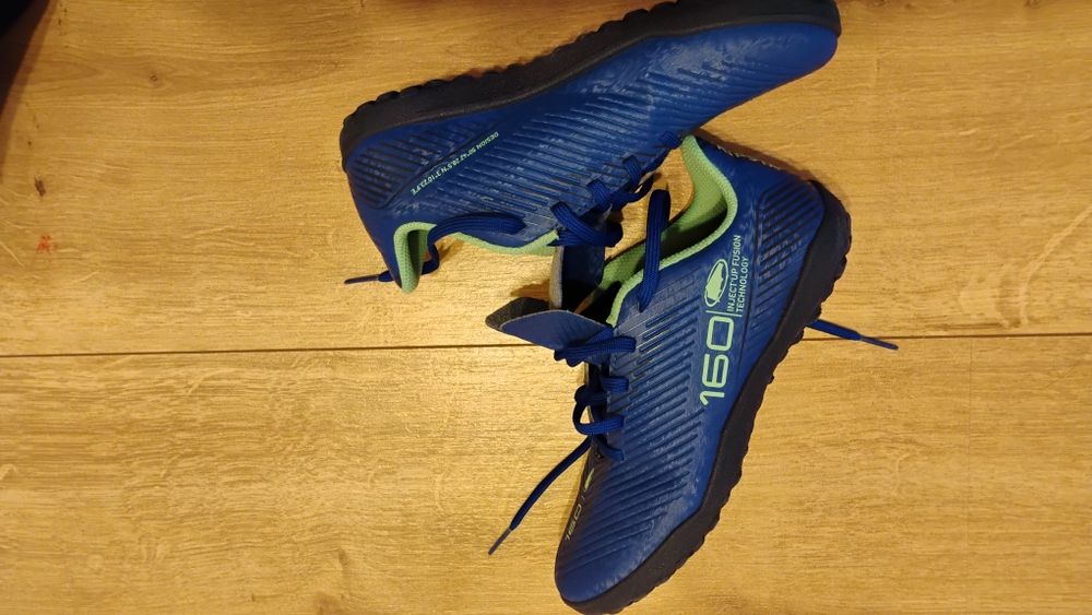 Vând pantofi fotbal copii 35