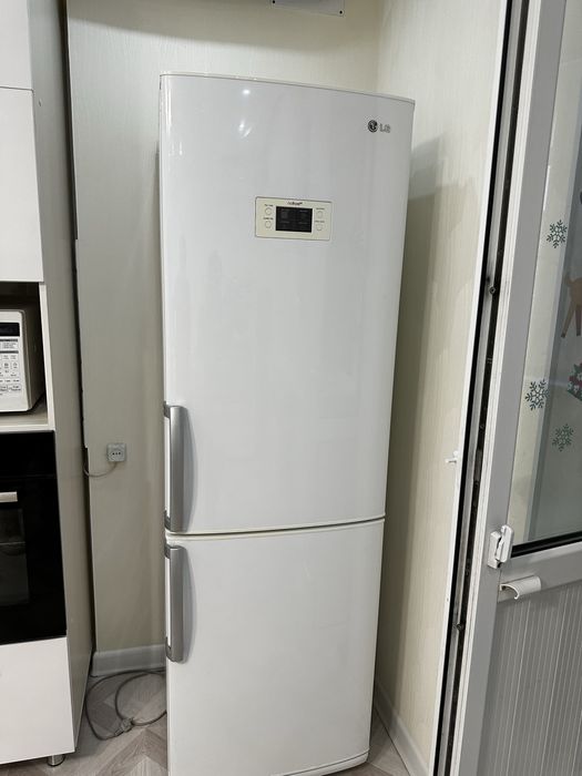 Холодильник LG .Отличная заморозка.Почти новый