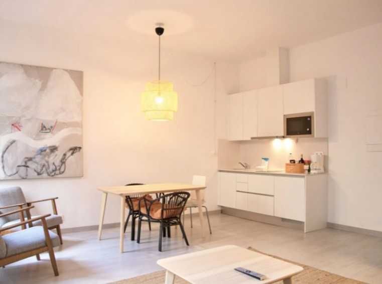 Дава се под наем Двустаен апартамент в Бургас, Изгрев - 60 кв.м за 306 € - Снимка #1