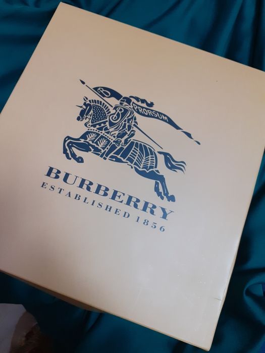 Set , caciula si fular, Burberry.