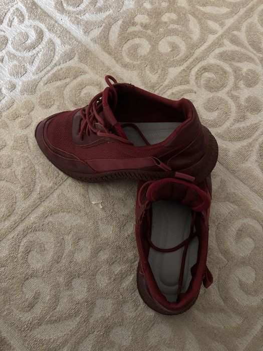 Кроссовки бордового цвета