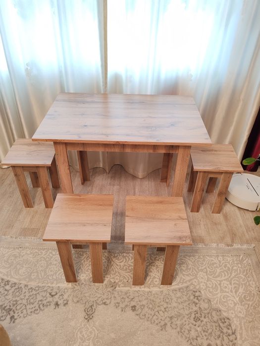 Продам Стол и табуретки.