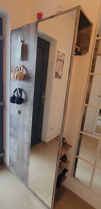 Dulap de pus la ușă