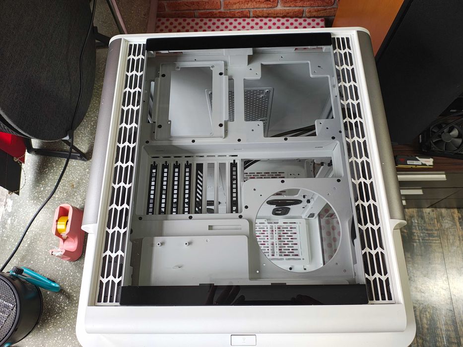 Carcasa Thermaltake Level 20 HT Snow Edition.