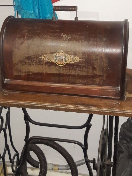 Продам швейную машинку ЗИНГЕР