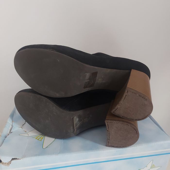 Vind o pereche de botine cu fermoare în interior.