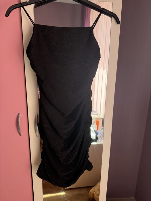 Къса черна рокля