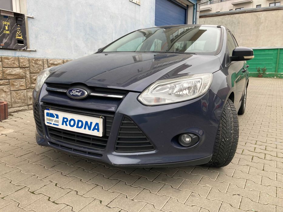 vand FORD FOCUS sedan 2011