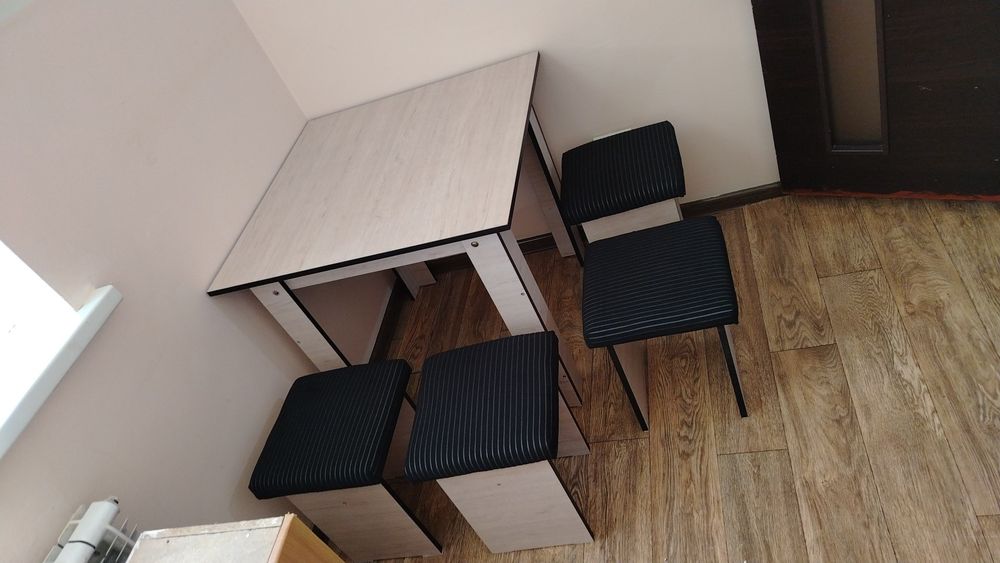 Кухонный стол со стульями (4шт)