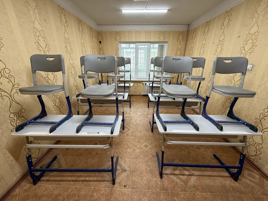 Парта школьная для школы в хорошем состояний