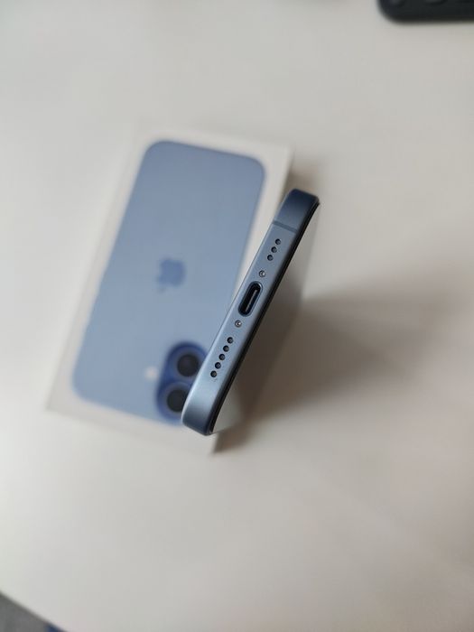Продавам неразличим от нов iPhone 17 256Gb Mist Blue с 2 години гаранция