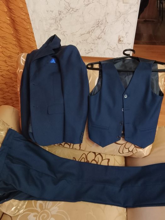 Продам два классических костюма!