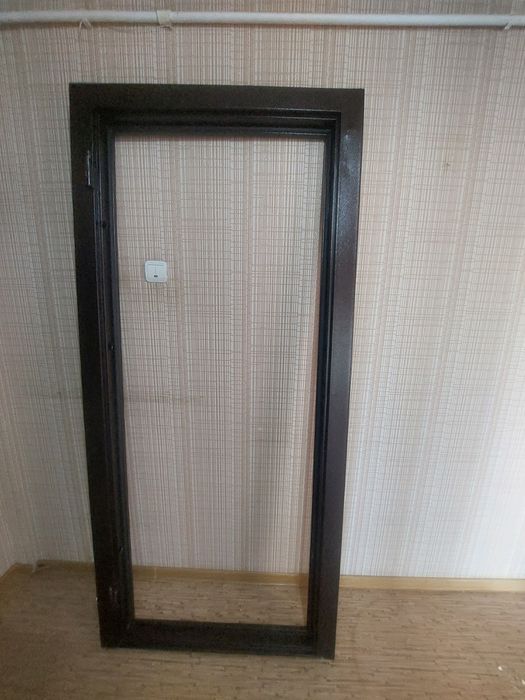 Продам входную  дверь .