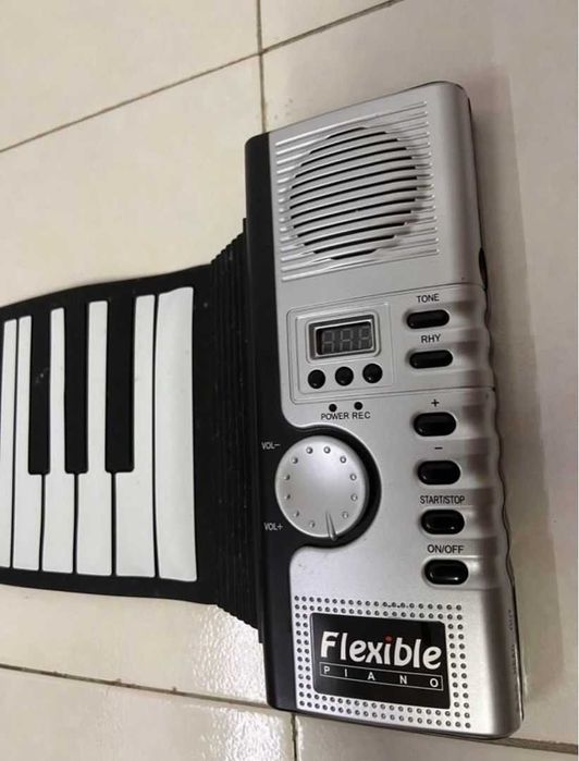 Гъвкаво пиано с 61 навиващи се силиконови клавиши