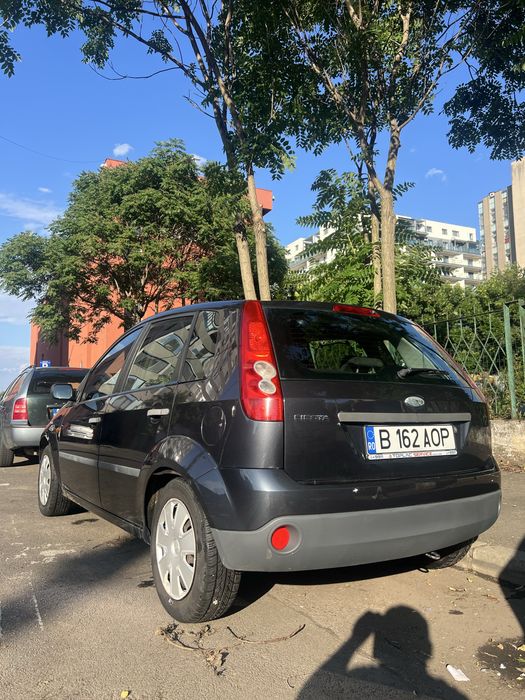 Ford Fiesta cu 2 randuri de roti