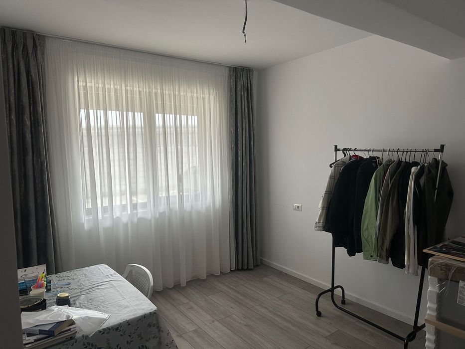 Apartament de vânzare , 3 camere , curte proprie