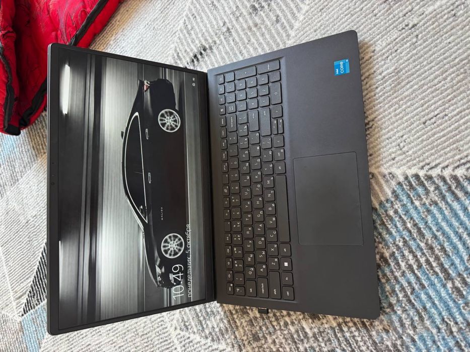 Noutbuk Dell Vostro 3520 / i3-1215U / 8GB / 256GB