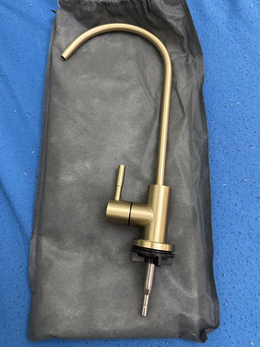 Златен смесител за филтрирана вода