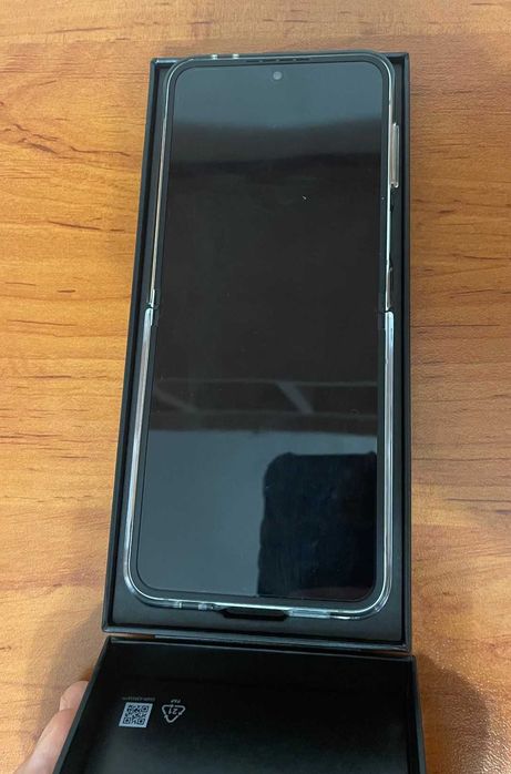 Samsung Galaxy Z Flip 6 – чисто нов, с подарък и на топ цена