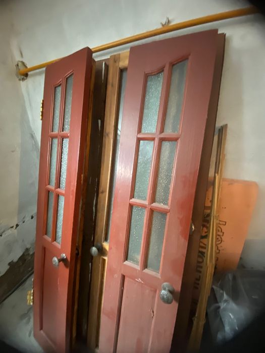 Двери ( парные и отдельные) и кресло