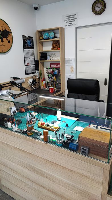 Владислав Ангелов 
                 ЧАСОВНИКАР