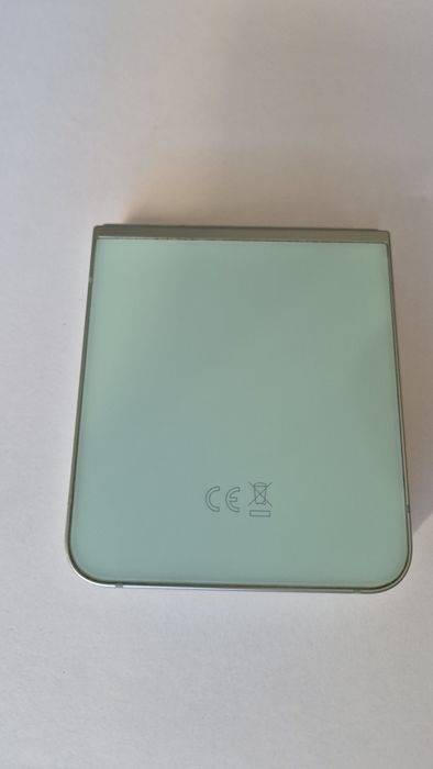 Samsung Z Flip 6. 2300 lei.