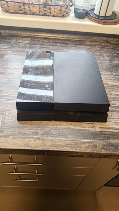 Vând consola PS 4 defecta