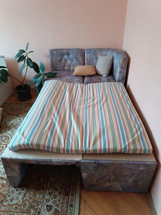 Продавам кухненски ъглов диванЗапазен,удобен и  пригоден за спане!