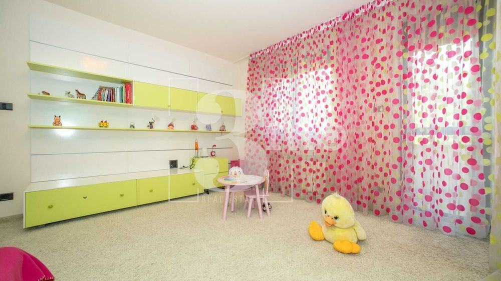 Дава се под наем Четиристаен апартамент в София, Дружба 2 - 265 кв.м за 2300 € - Снимка #13