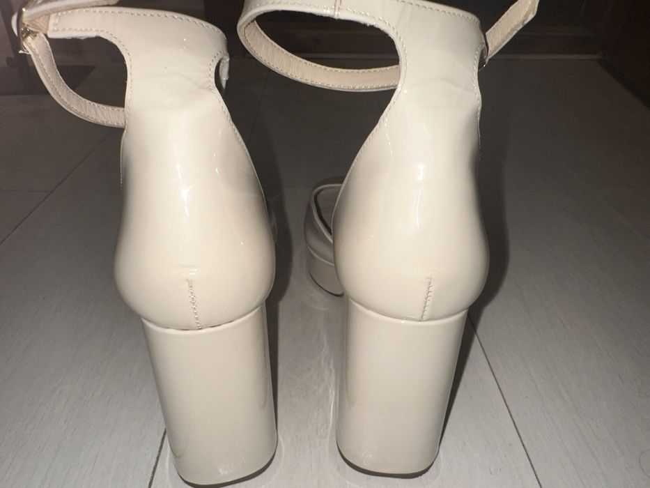 Tocuri patrate cu platforma firma HÖGL, crem lacuit, marime 39