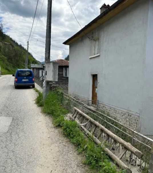 Триетажна къща в с. Лясково с гараж и работилница. отлична възможност!