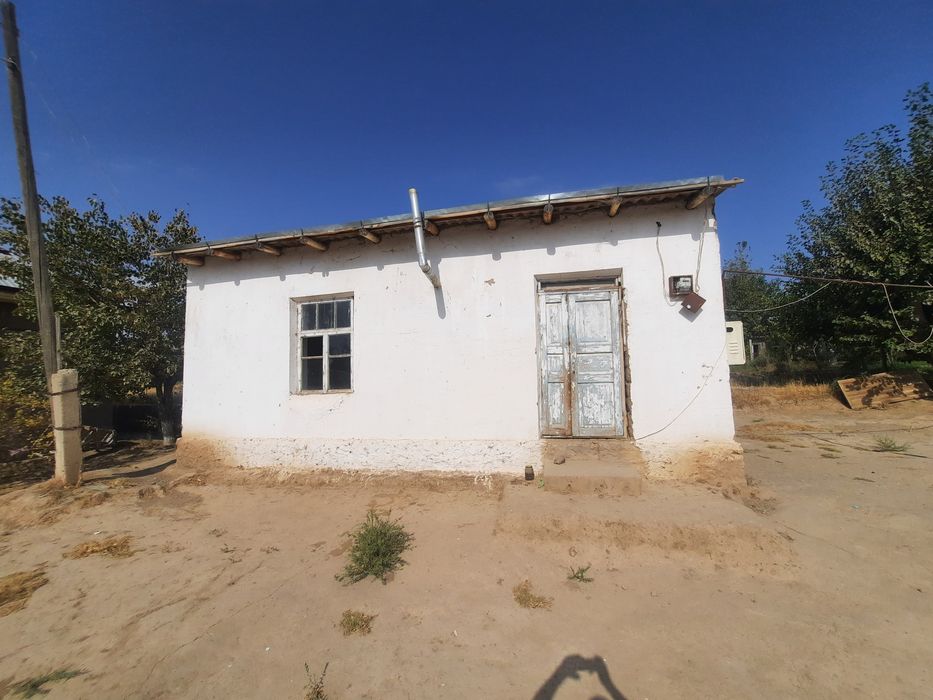 Dacha sotiladi. Forish tumani. Xonbandi shaharchasi. Bodomzor mahalla