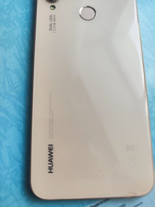 Смартфон Huawei P20 lite