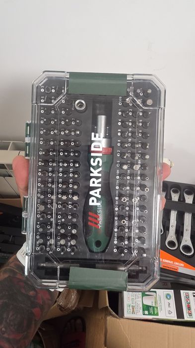 foarfecă electrică de grădină cu acumulator (4V), modelul exact fiind PARKSIDE PAGS 4 A1. Este o unealtă compactă destinată toaletări