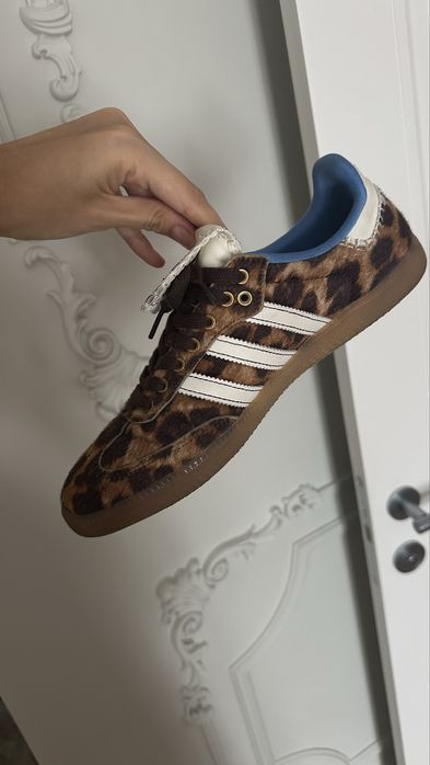 Кроссовки адидас с леопардовым принтом
