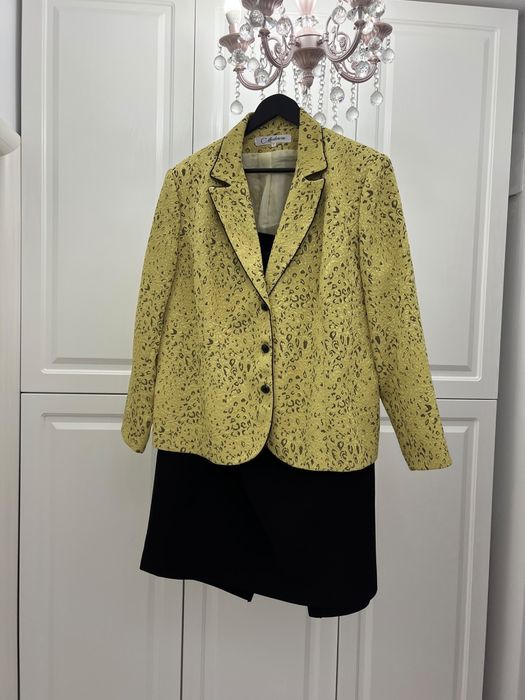 Vand costum pentru femei