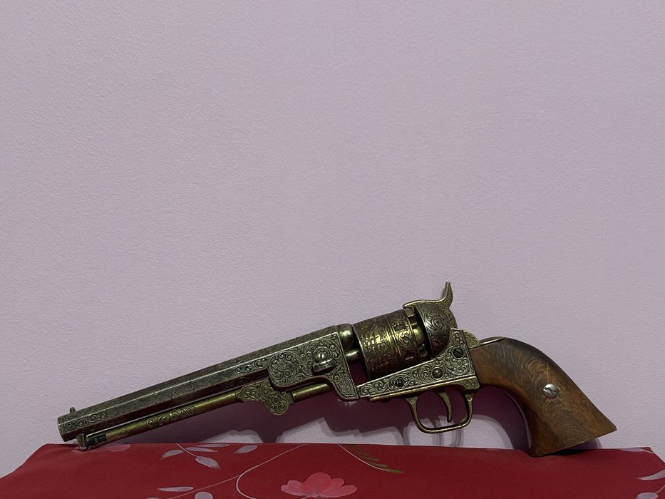 Revolver decorativ tip Colt Navy 1851 – piesă de colecție