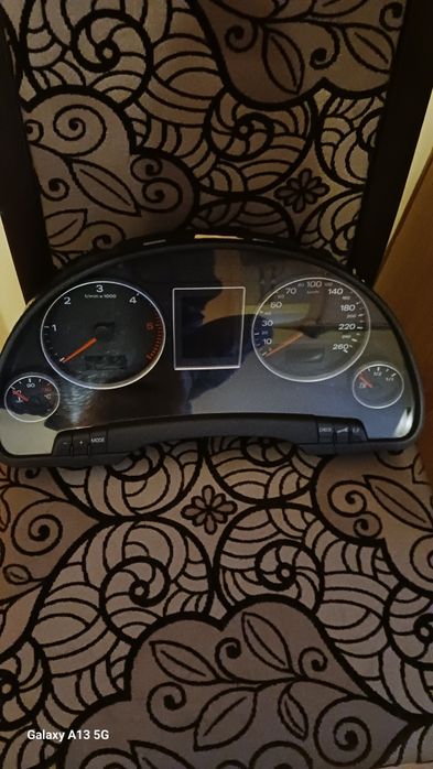 Продавам табло с цветен фис за ауди а4 б7 2.0 TDI 2006г