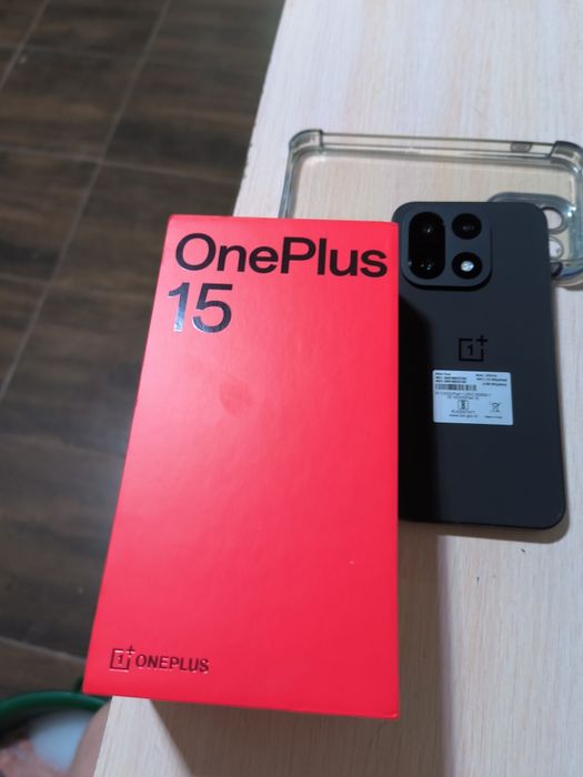 смартфон One Plus 15