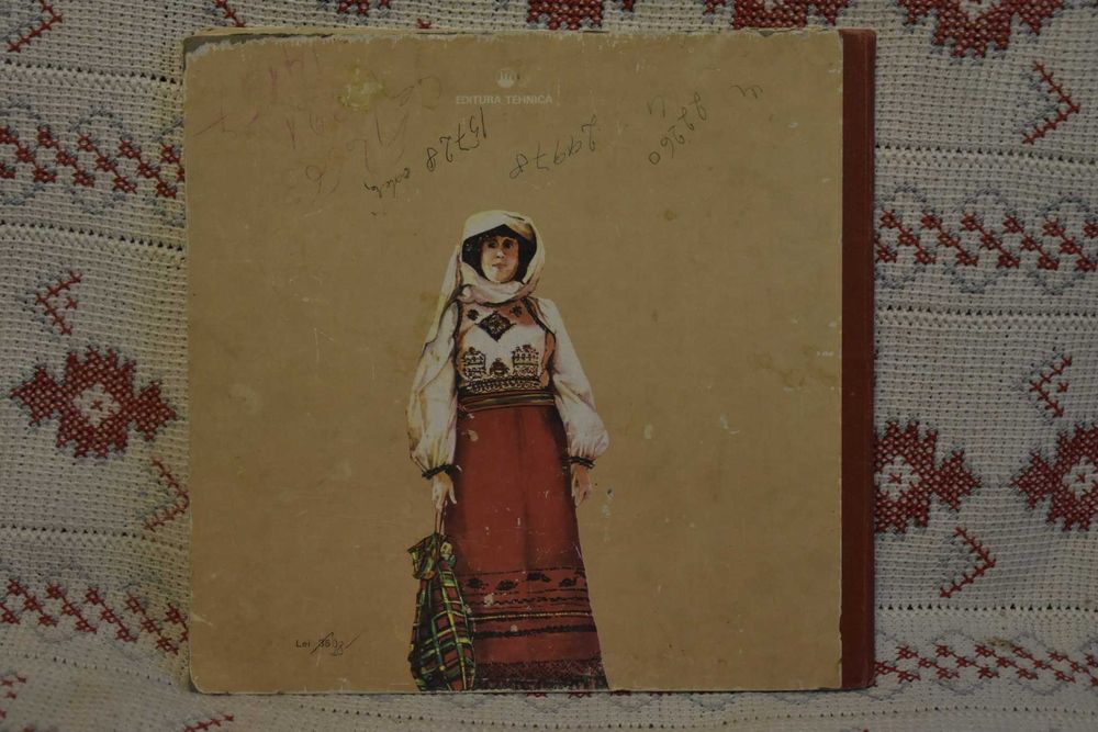 ”Ii și cămăși românești” de Aurelia Doagă apărută în 1981.